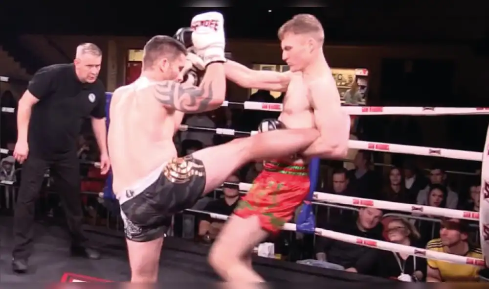 YouTube: Parecía estar atrapado, pero contraatacó con feroz patada voladora YouTube: Parecía estar atrapado, pero contraatacó con feroz patada voladora