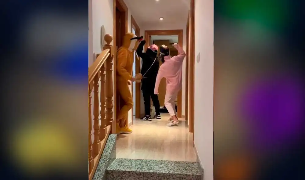 Desliza las imágenes para ver la divertida parodia que hizo un grupo de jóvenes del videojuego Among Us. Fotocaptura: juliamenugarcia/TikTok