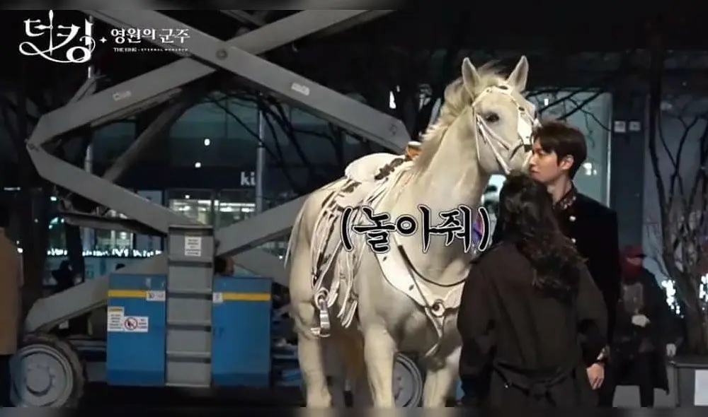 Desliza para ver más fotos de Lee Min Ho en The king: Eternal monarch.