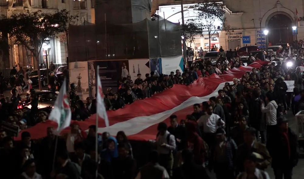 Ciudadanos marchan contra el Congreso. Foto: Aldair Mejía.