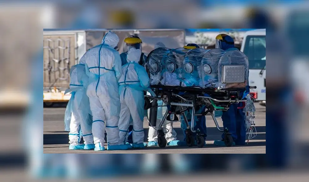Health workers move a COVID-19 infected patient to a C-130 Hercules, to be taken to the city of Concepcion, at a Chilean Air Force base in Santiago, Chile, on May 24, 2020. - Patients infected with COVID-19 are taken to other cities in the country in order to free up space in the intensive care units of hospitals in Santiago. (Photo by Martin BERNETTI / AFP) Health workers move a COVID-19 infected patient to a C-130 Hercules, to be taken to the city of Concepcion, at a Chilean Air Force base in Santiago, Chile, on May 24, 2020. - Patients infected with COVID-19 are taken to other cities in the country in order to free up space in the intensive care units of hospitals in Santiago. (Photo by Martin BERNETTI / AFP)