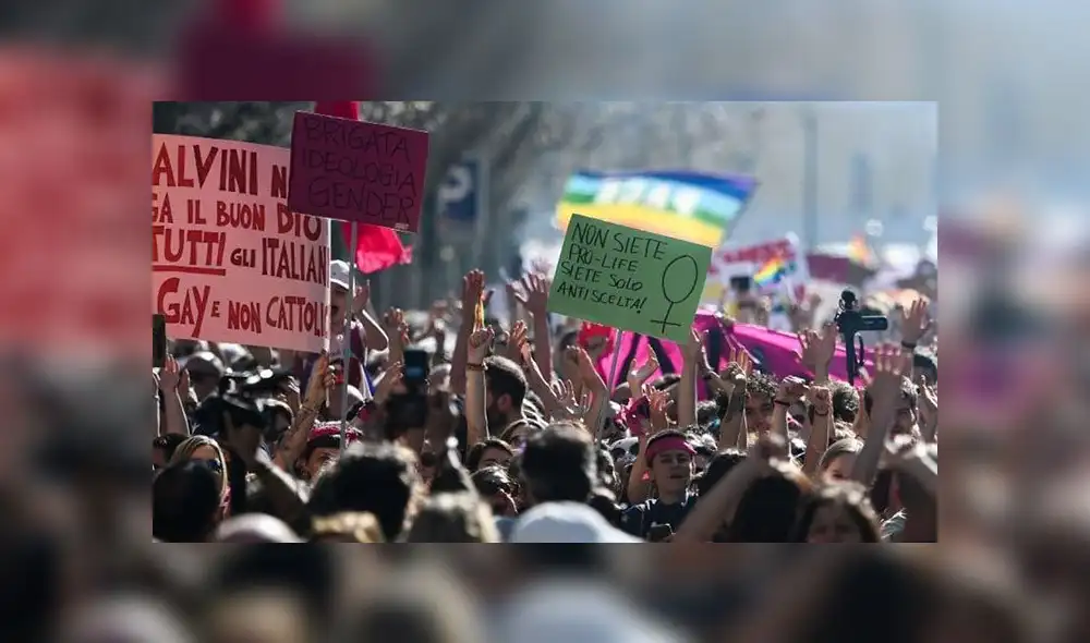 Choque entre ultraconservadores y feministas durante marcha 'a favor de la familia' en Italia [FOTOS] 