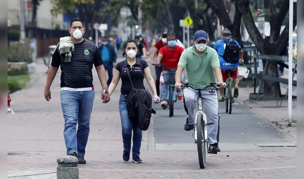 BOG600. BOGOTÁ (COLOMBIA), 13/04/2020.- Una pareja camina en una calle este lunes en Bogotá (Colombia). Una norma que restringe la circulación de personas según su sexo para actividades consideradas esenciales, como hacer mercado, comenzó a regir este lunes en Bogotá por orden de la Alcaldía con el fin de disminuir la cantidad de gente que sale de casa durante la cuarentena por el coronavirus. EFE/ Mauricio Dueñas Castañeda BOG600. BOGOTÁ (COLOMBIA), 13/04/2020.- Una pareja camina en una calle este lunes en Bogotá (Colombia). Una norma que restringe la circulación de personas según su sexo para actividades consideradas esenciales, como hacer mercado, comenzó a regir este lunes en Bogotá por orden de la Alcaldía con el fin de disminuir la cantidad de gente que sale de casa durante la cuarentena por el coronavirus. EFE/ Mauricio Dueñas Castañeda