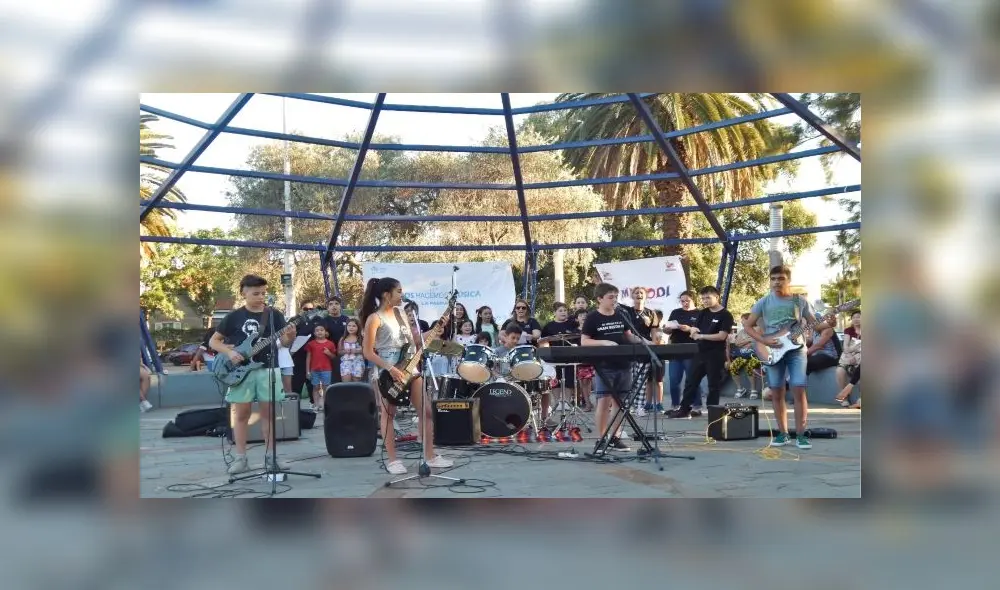 Más de 300 ciudades argentinas cantaron en simultáneo un tema de Charly García [VIDEO]