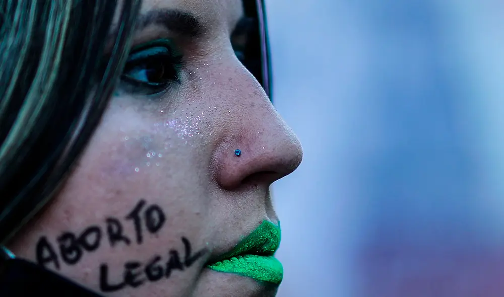 Asistentes a la marcha en Buenos Aires pidieron no olvidar la promesa de aprobar la ley del aborto que prometió el presidente Alberto Fernández. Foto: EFE