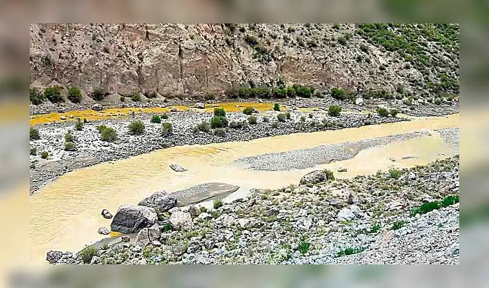 contaminación. Río Coralaque presenta coloración. contaminación. Río Coralaque presenta coloración.