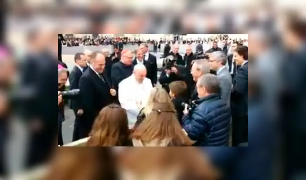 Twitter: Niño peruano entrega camiseta de Universitario de Deportes al Papa Francisco