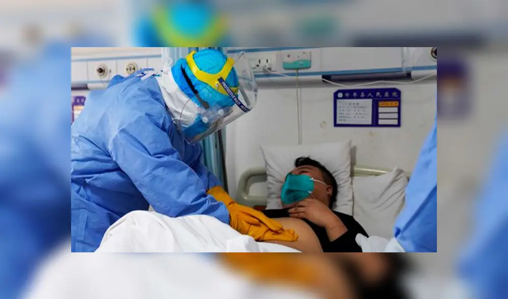 Médicos chequean a paciente por posible contagio del coronavirus. Foto: AFP. Médicos chequean a paciente por posible contagio del coronavirus. Foto: AFP.