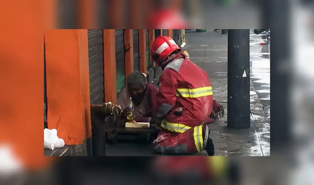 Bombero paraliza sus labores para regalarle comida a indigente [FOTOS]