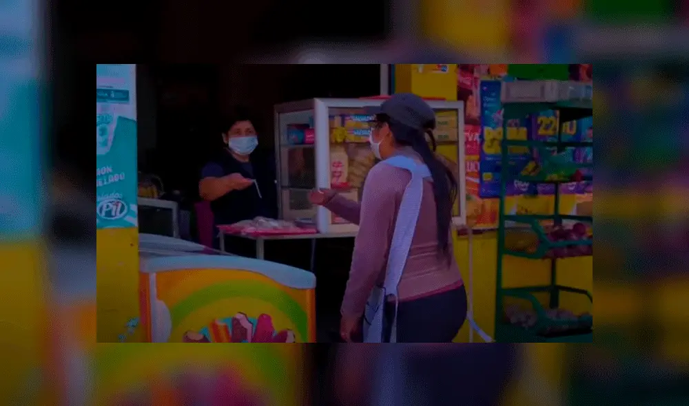 Los pocos negocios abiertos están entre los clientes de la mujer. Foto: captura Efe. Los pocos negocios abiertos están entre los clientes de la mujer. Foto: captura Efe.
