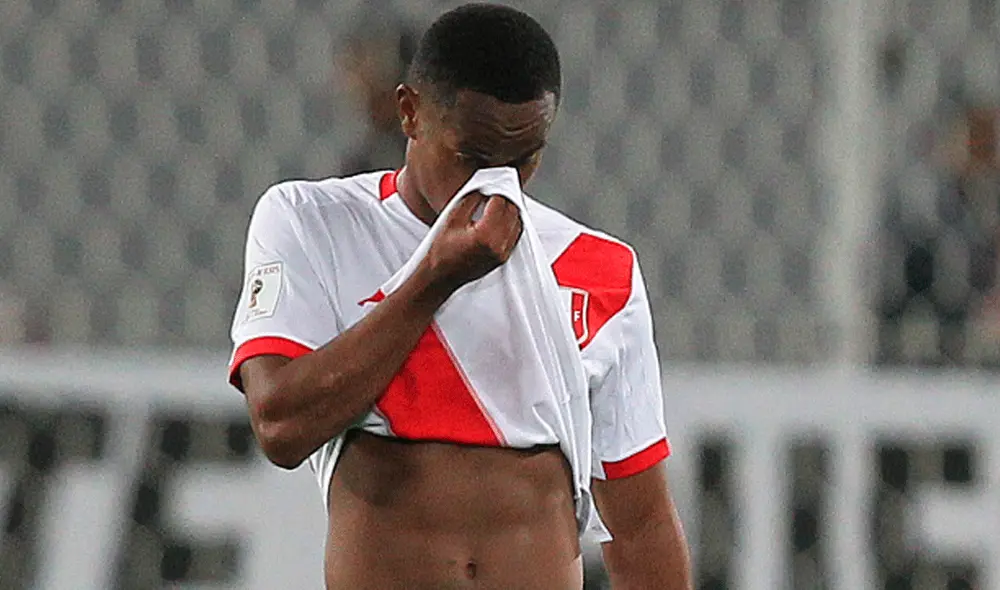 André Carrillo en la selección peruana.