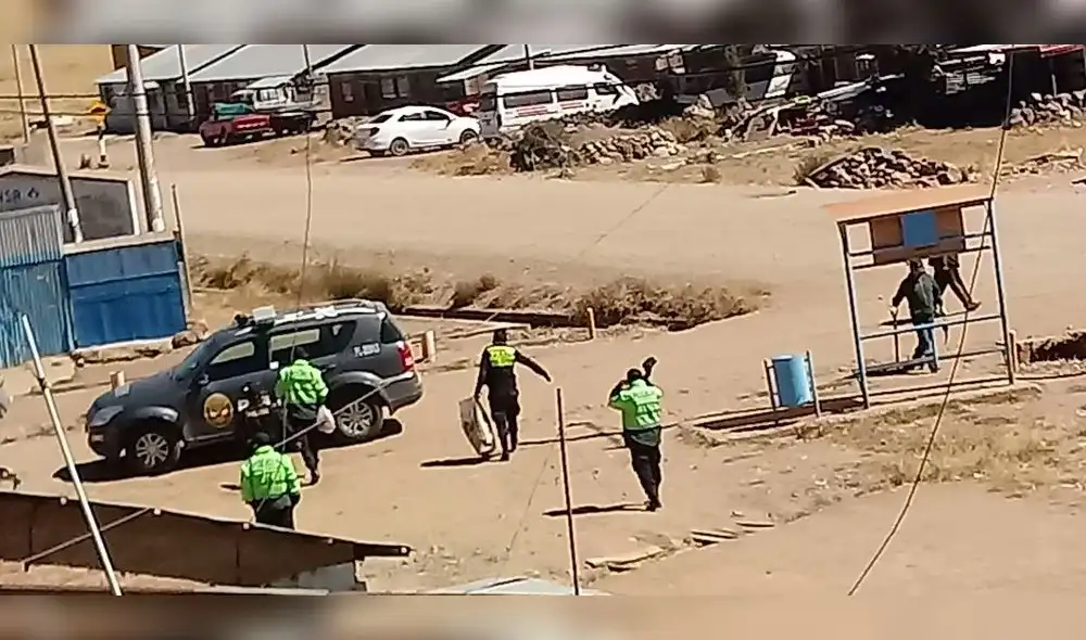 Puno. Policías fueron captados infringiendo disposiciones para prevenir el coronavirus. Puno. Policías fueron captados infringiendo disposiciones para prevenir el coronavirus.