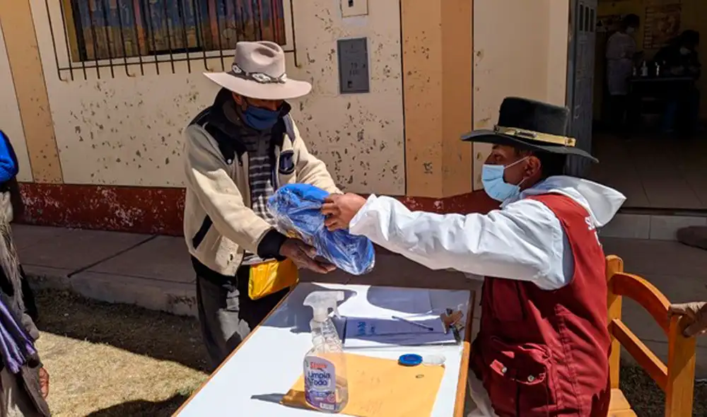 Subprefectos se encargaron de la entrega directa a poblaciones vulnerables. Foto: Ministerio del Interior.