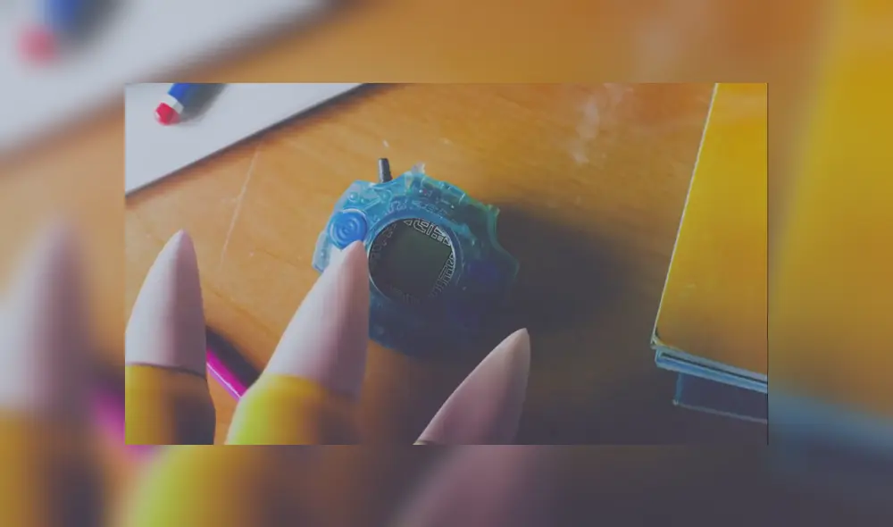 El video inicia con un dispositivo portátil desde donde podíamos interactuar con un Digimon. Indicando que este nuevo juego llegaría para móviles.