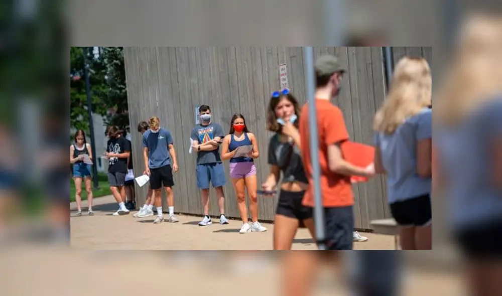 Estudiantes en Estados Unidos esperan prueba de coronavirus. Foto: AFP. Estudiantes en Estados Unidos esperan prueba de coronavirus. Foto: AFP.