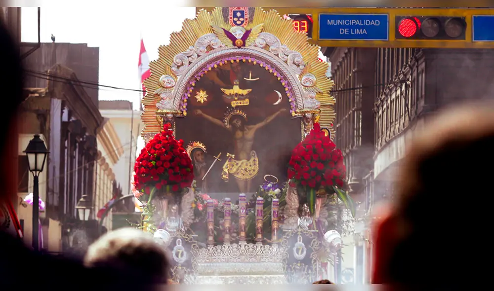 Fieles acompañan al Señor de los Milagros en su tercer recorrido 