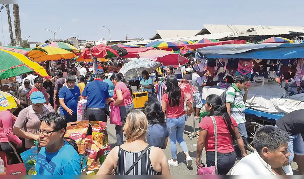 Sin solución. Comercio ambulatorio volvió a invadir vías públicas adyacentes al mercado Modelo a pocas horas de Navidad.