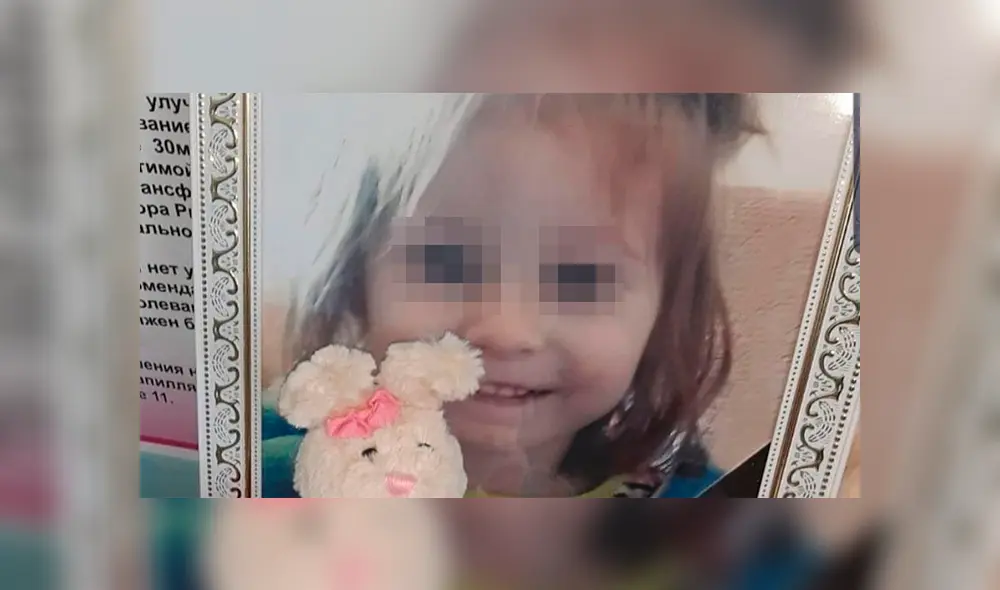 Tamara Kazantseva enfureció cuando notó que la pequeña había roto su electrodoméstico mientras la cuidaba en su casa de Kazajistán. Tamara Kazantseva enfureció cuando notó que la pequeña había roto su electrodoméstico mientras la cuidaba en su casa de Kazajistán.