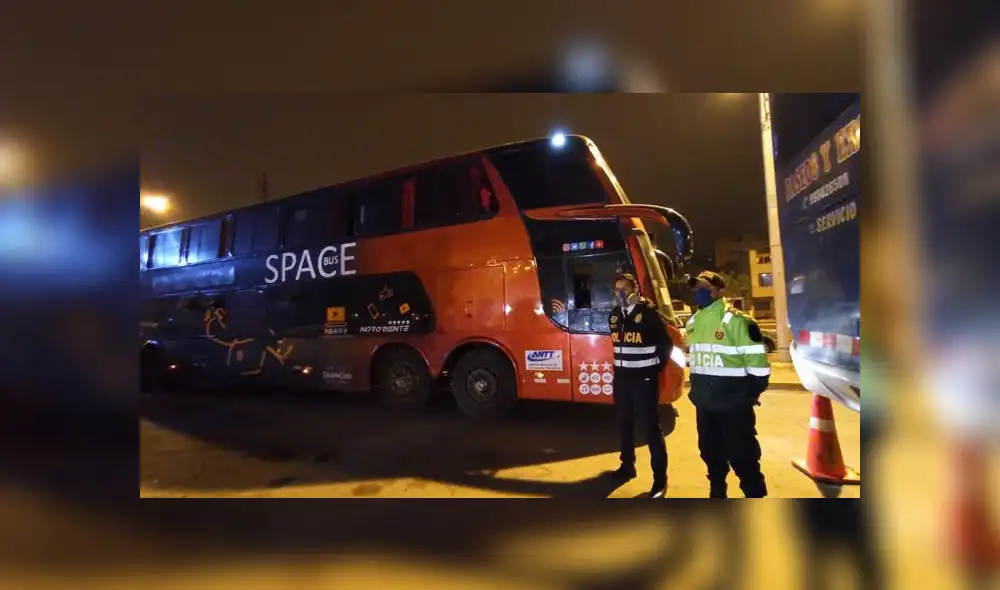 A las personas ubicadas dentro de bus se les aplicará pruebas rápidas y se les aplicará una multa. (Foto: Joel Robles / URPI - GLR)