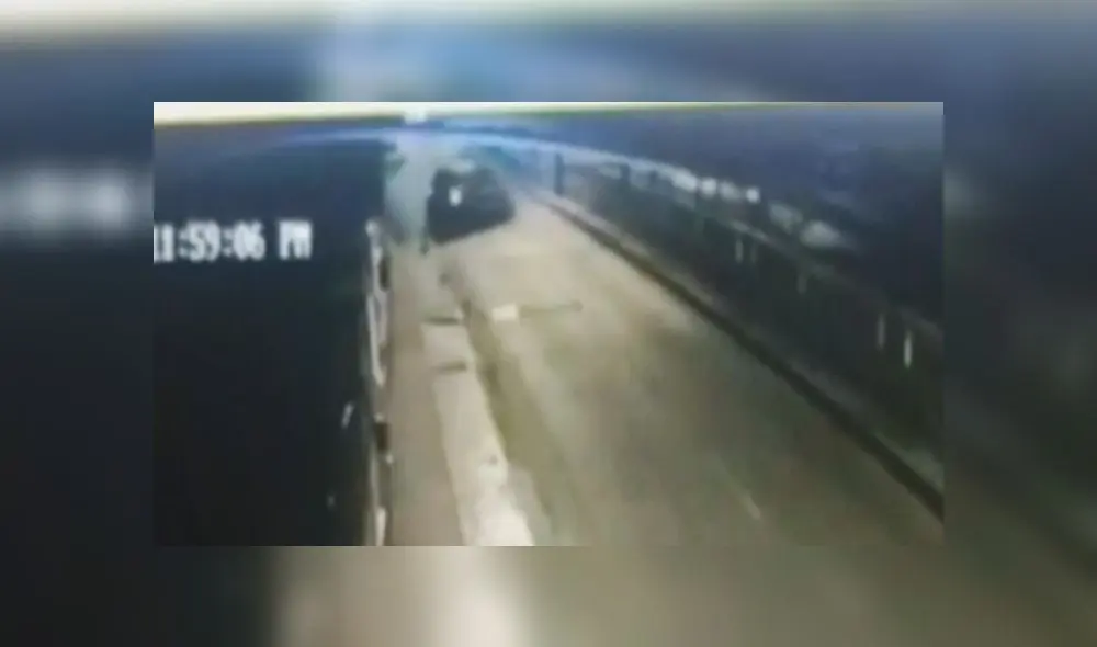 Agentes perdieron el control de patrullero tras recibir disparos de delincuentes. (Foto: Captura de video / Latina Noticias) Agentes perdieron el control de patrullero tras recibir disparos de delincuentes. (Foto: Captura de video / Latina Noticias)