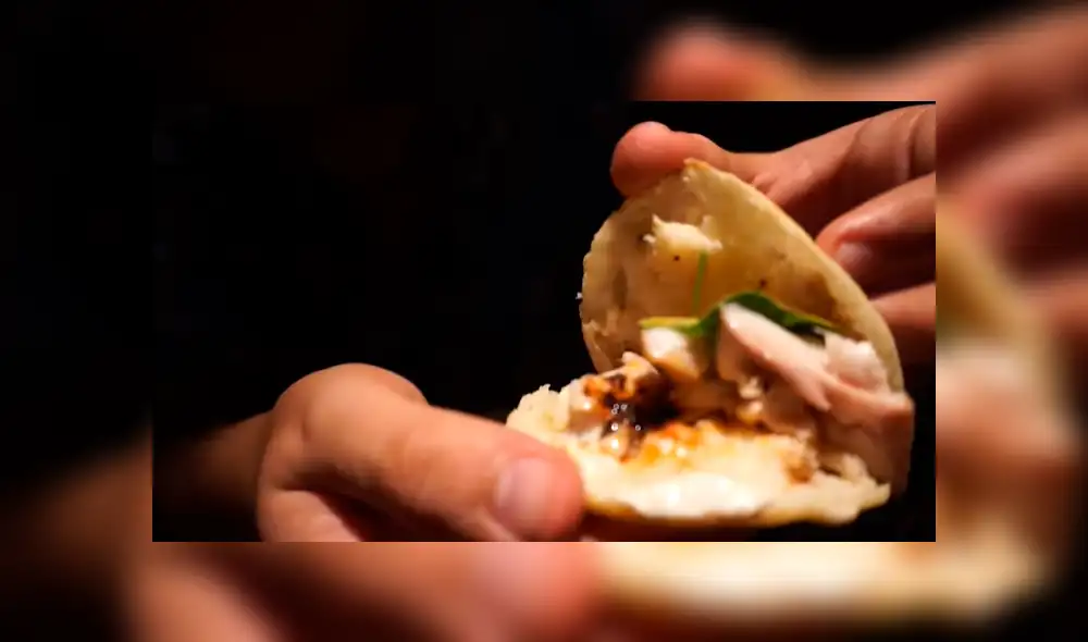 Desliza las fotografías para ver de qué está hecha esta arepa que se ofrece en un restaurante venezolano a un precio de S/67. Foto: Captura/Cholo Mena Desliza las fotografías para ver de qué está hecha esta arepa que se ofrece en un restaurante venezolano a un precio de S/67. Foto: Captura/Cholo Mena