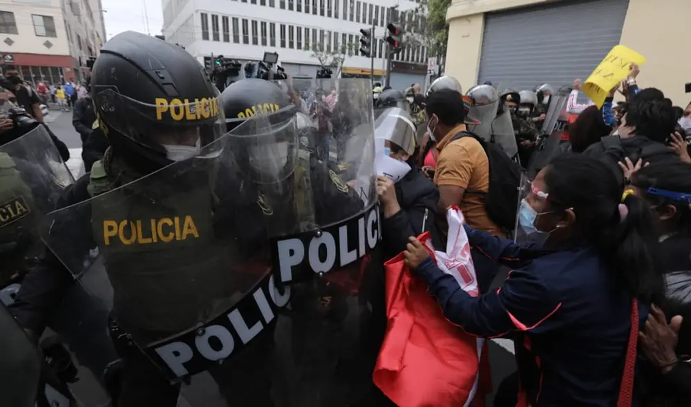 Marcha en Centro de Lima continúa y se visualiza enfrentamientos entre la Policía y manifestantes. Foto: Jorge Cerdán / La República Marcha en Centro de Lima continúa y se visualiza enfrentamientos entre la Policía y manifestantes. Foto: Jorge Cerdán / La República