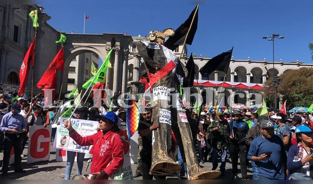 Manifestantes cargaron un muñeco del presidente Vizcarra.