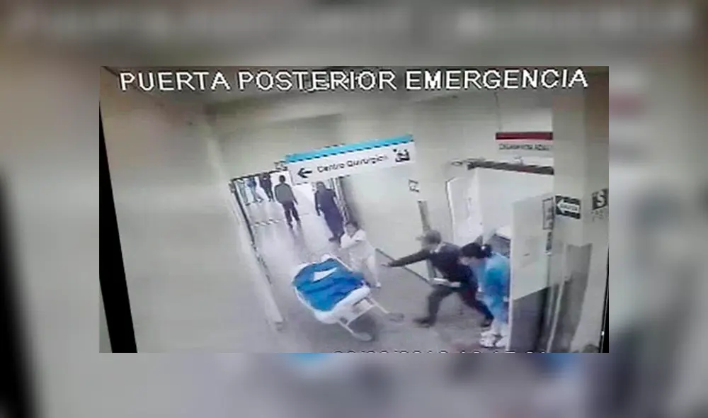 Paciente de EsSalud murió tras caer de camilla en el Hospital Sabogal [VIDEO]
