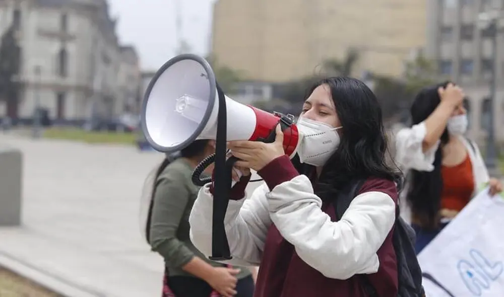 Estudiantes alzaron su voz de protesta, luego de que el examen virtual dejara fuera a más de 1.400 postulantes. Foto: Flavio Matos / La República