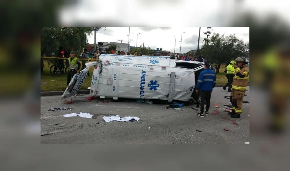 La ambulancia se volcó luego de chocar con un bus de turismo que le cerró el pasó. Foto: referencial La ambulancia se volcó luego de chocar con un bus de turismo que le cerró el pasó. Foto: referencial