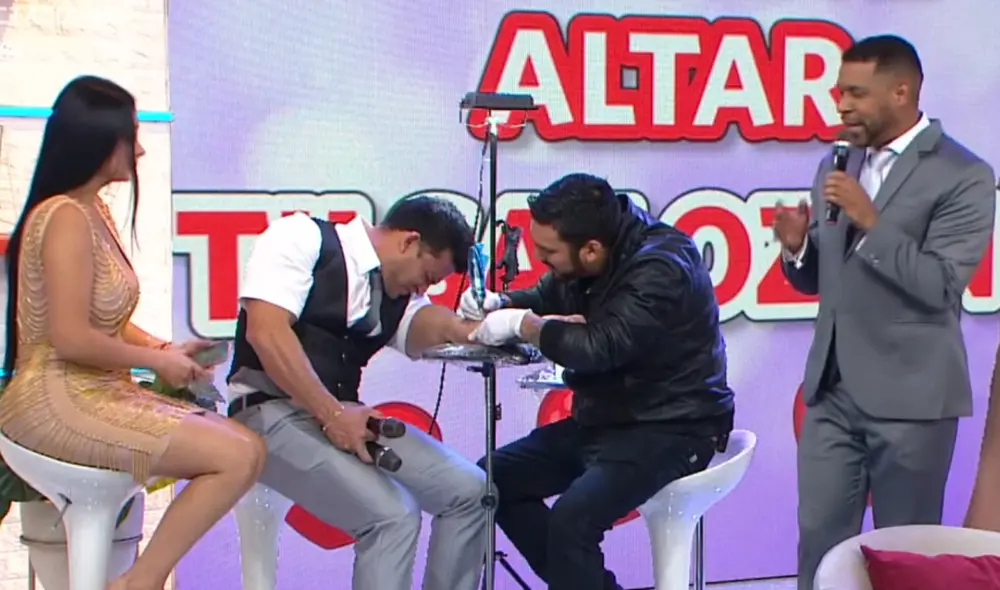 Christian Domínguez 'sufrió' para hacerse tatuaje por 3 años de relación con Pamela Franco. Foto: América TV