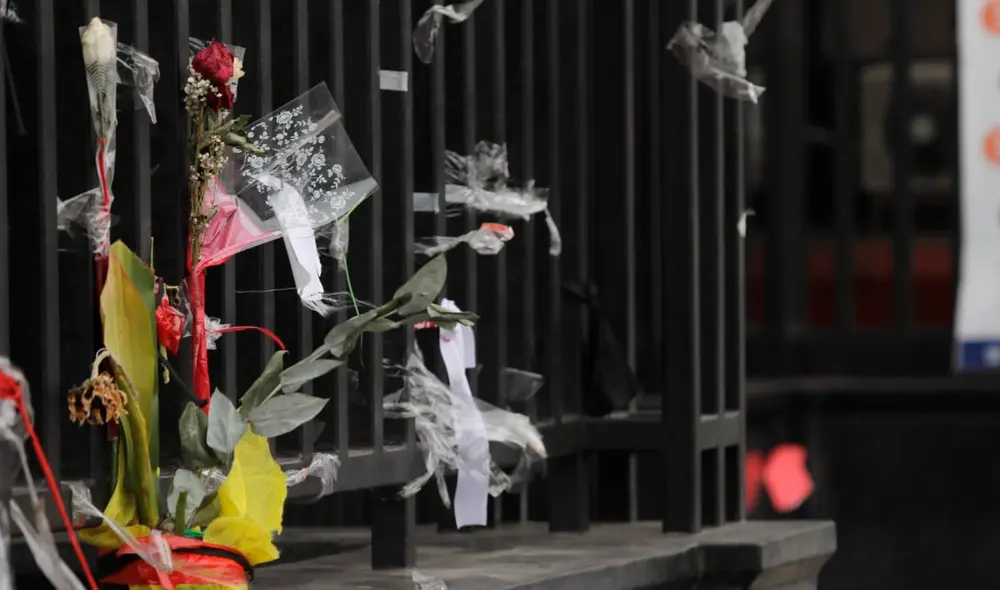 Destruyen altar de Inti y a Bryan, fallecidos por las protestas del 14 de noviembre. Foto: Jorge Cerdán. Destruyen altar de Inti y a Bryan, fallecidos por las protestas del 14 de noviembre. Foto: Jorge Cerdán.