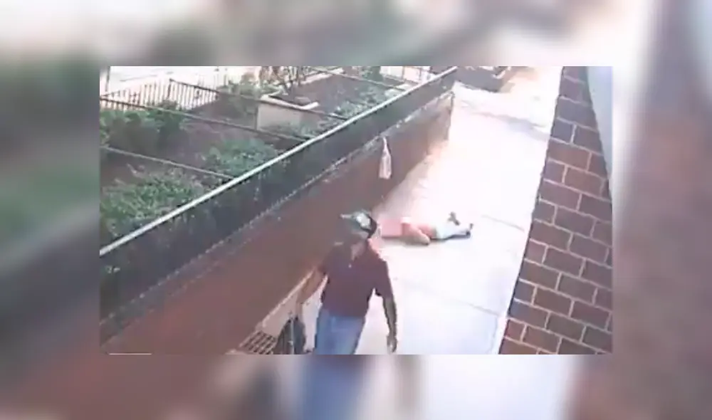 Delincuente estrangula y asalta a una mujer de la tercera edad a plena luz del día y se marcha caminando. Foto: Captura / Departamento de Policía de Nueva York