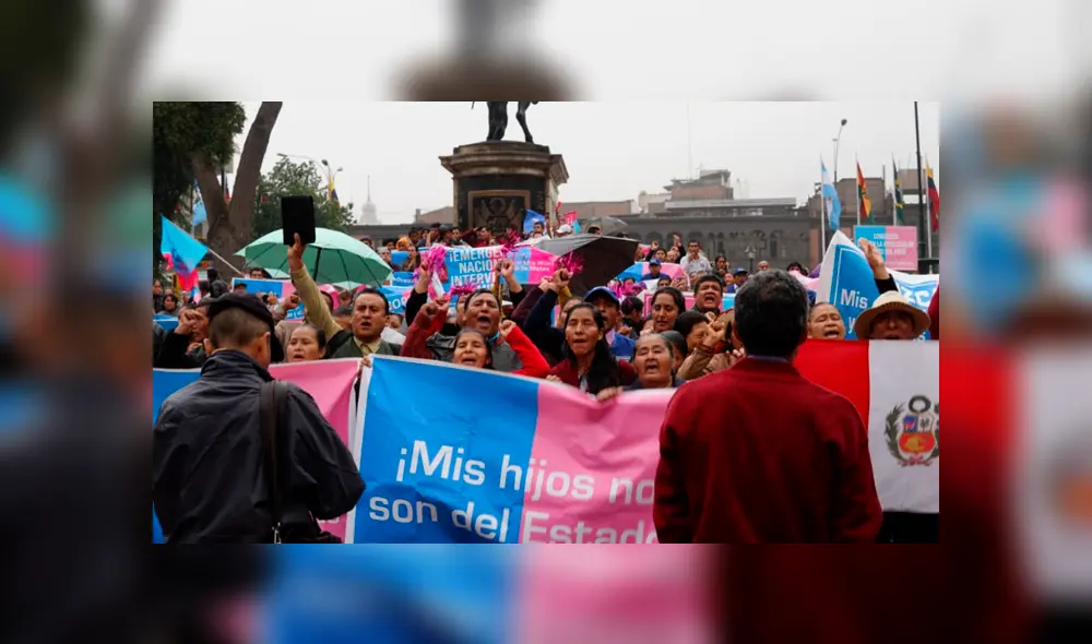 'Con mis hijos no te metas': Colectivo protestó en zona restringida del Congreso [VIDEOS]