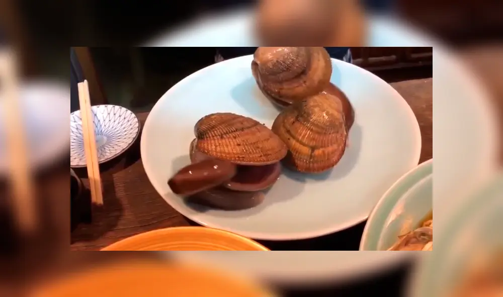 En Facebook, un joven acudió a un restaurante asiático y no imaginó que el animal marino se movería en su plato. En Facebook, un joven acudió a un restaurante asiático y no imaginó que el animal marino se movería en su plato.