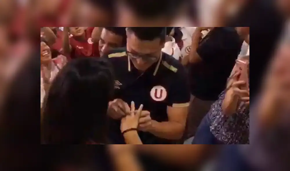 Facebook viral: hincha de Universitario le pide matrimonio a su novia durante la 'Noche Crema' [VIDEO]