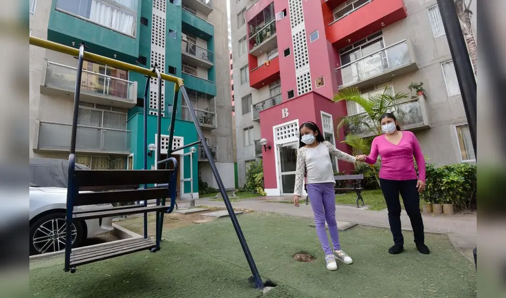 La hija mayor de Jackeline León será la postal repetida a partir de mañana: niños que no podrán sentarse en el jardín ni usar los juegos de los parques. Foto: Melissa Merino. La hija mayor de Jackeline León será la postal repetida a partir de mañana: niños que no podrán sentarse en el jardín ni usar los juegos de los parques. Foto: Melissa Merino.