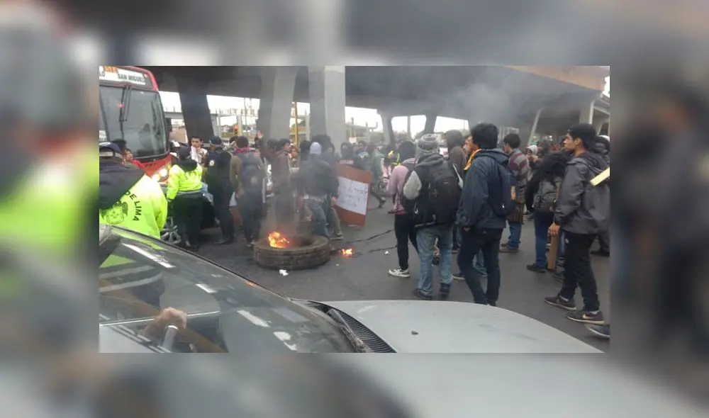Alumnos bloquearon avenidas Venezuela y Universitaria para hacer notar su disconformidad con la propuesta del rector de ceder terreno para by-pass. (Foto: Difusión)