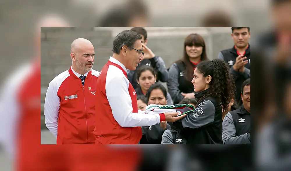 La elegida. Angélica Espinoza recibe el pabellón nacional de manos del mandatario.