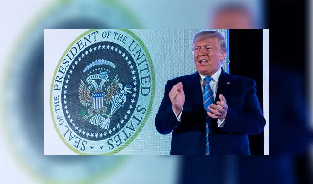 El polémico sello presidencial apareció mientras Donald Trump daba un discurso frente a estudiantes. Foto: Getty. El polémico sello presidencial apareció mientras Donald Trump daba un discurso frente a estudiantes. Foto: Getty.