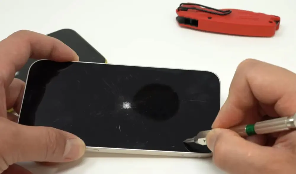 Pantalla del iPhone 12 siendo rayada. Foto: captura del canal de YouTube MobileReviewsEh Pantalla del iPhone 12 siendo rayada. Foto: captura del canal de YouTube MobileReviewsEh