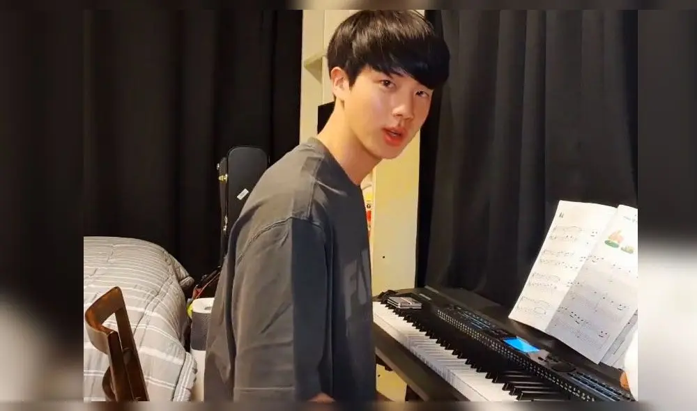 Desliza para ver más fotos de Jin de BTS en YouTube. Desliza para ver más fotos de Jin de BTS en YouTube.