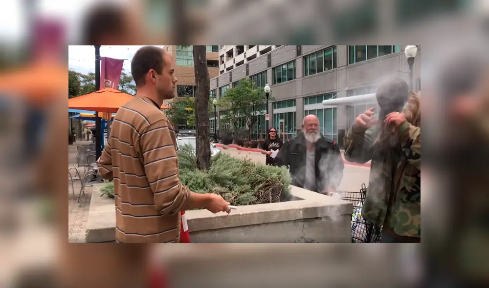 Video es viral en YouTube. El fumador se mostraba desafiante con todos, sin imaginar que un hombre le daría su merecido y apagaría su cigarrillo con un extintor. Foto: Captura.