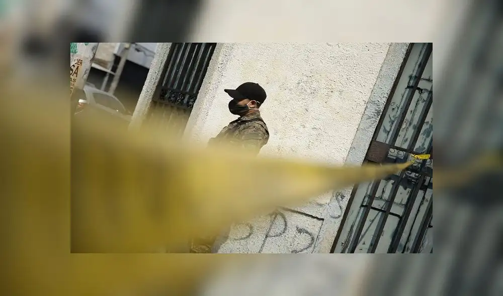 Un policía el 30 de abril mientras monta guardia en un punto de control en el Salvador, en medio del confinamiento por la pandemia del coronavirus. Foto: EFE Un policía el 30 de abril mientras monta guardia en un punto de control en el Salvador, en medio del confinamiento por la pandemia del coronavirus. Foto: EFE