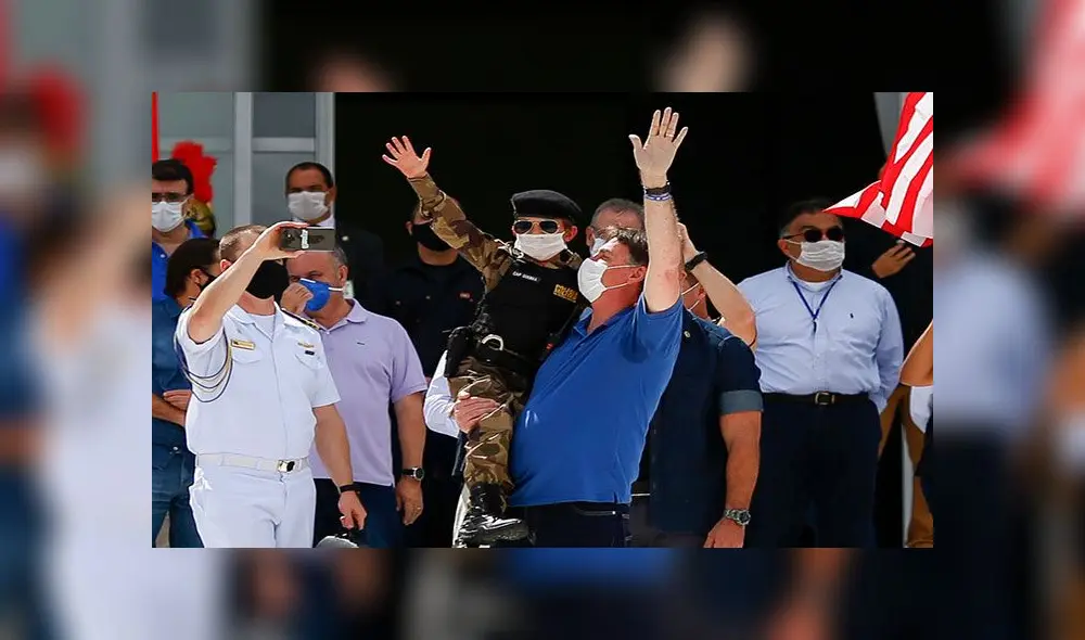 En el acto cargó a un niño con un disfraz de militar. Foto: AFP
