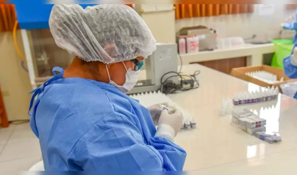 Personal de salud hace uso del laboratorio de la casa de estudios. (Foto: GRA).