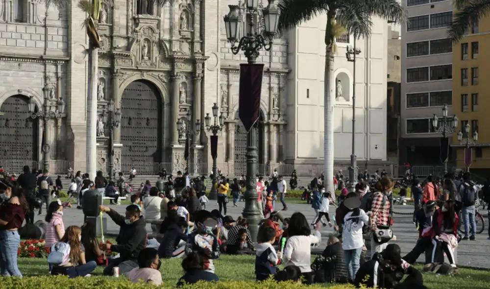 Ciudadanos realizaron varias actividades en el centro de la ciudad, pero algunos olvidaron protegerse. Foto: John Reyes / La República Ciudadanos realizaron varias actividades en el centro de la ciudad, pero algunos olvidaron protegerse. Foto: John Reyes / La República