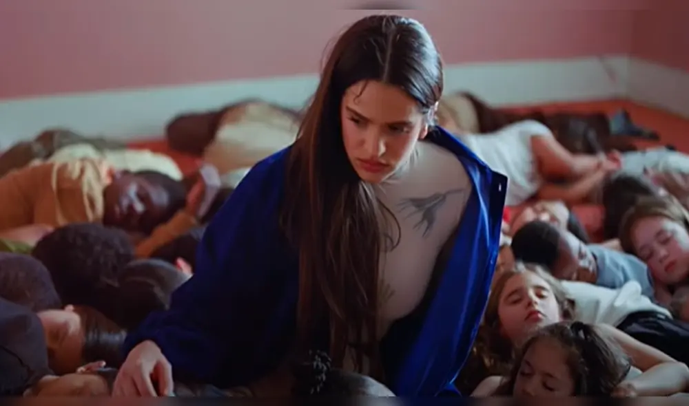 Rosalía estrena TKN con Travis Scott cantando en español y rodeado de niños