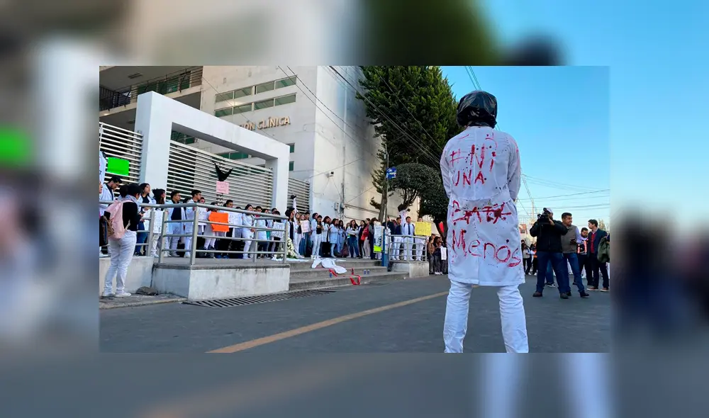 Estudiantes de Medicina protestan por asesinato de sus compañeros en Puebla [FOTOS y VIDEO]