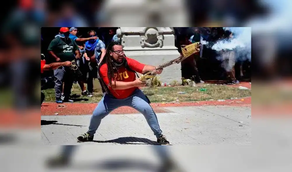 El hombre es militante de El hombre es militante de